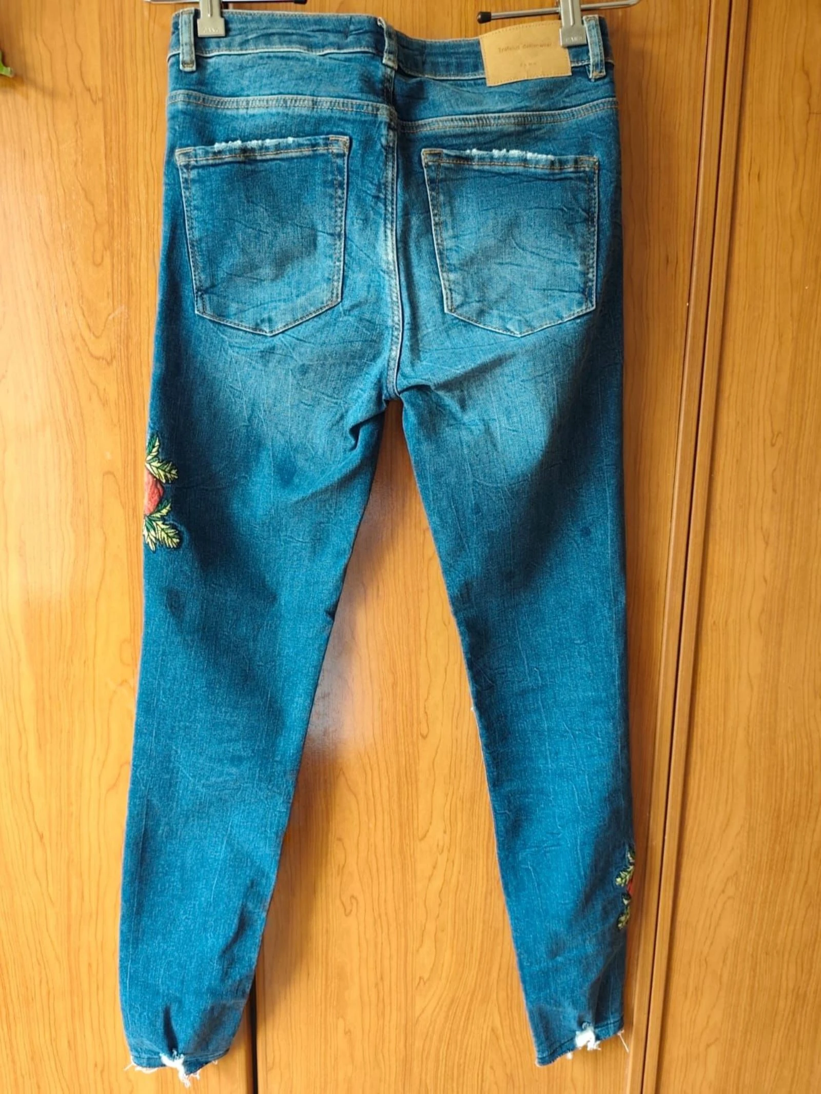 Zara Trafaluc vaqueros pitillo flores bordadas T36 – photo 2
